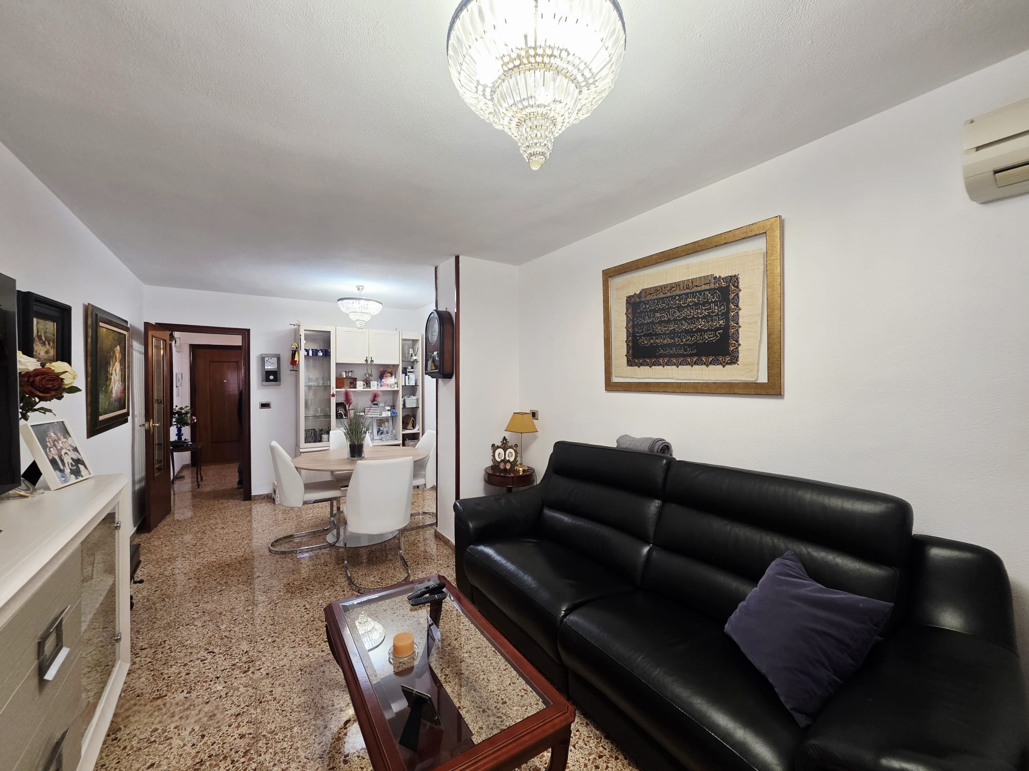 Piso en venta en Alicante con 3 dormitorios y 2 baños