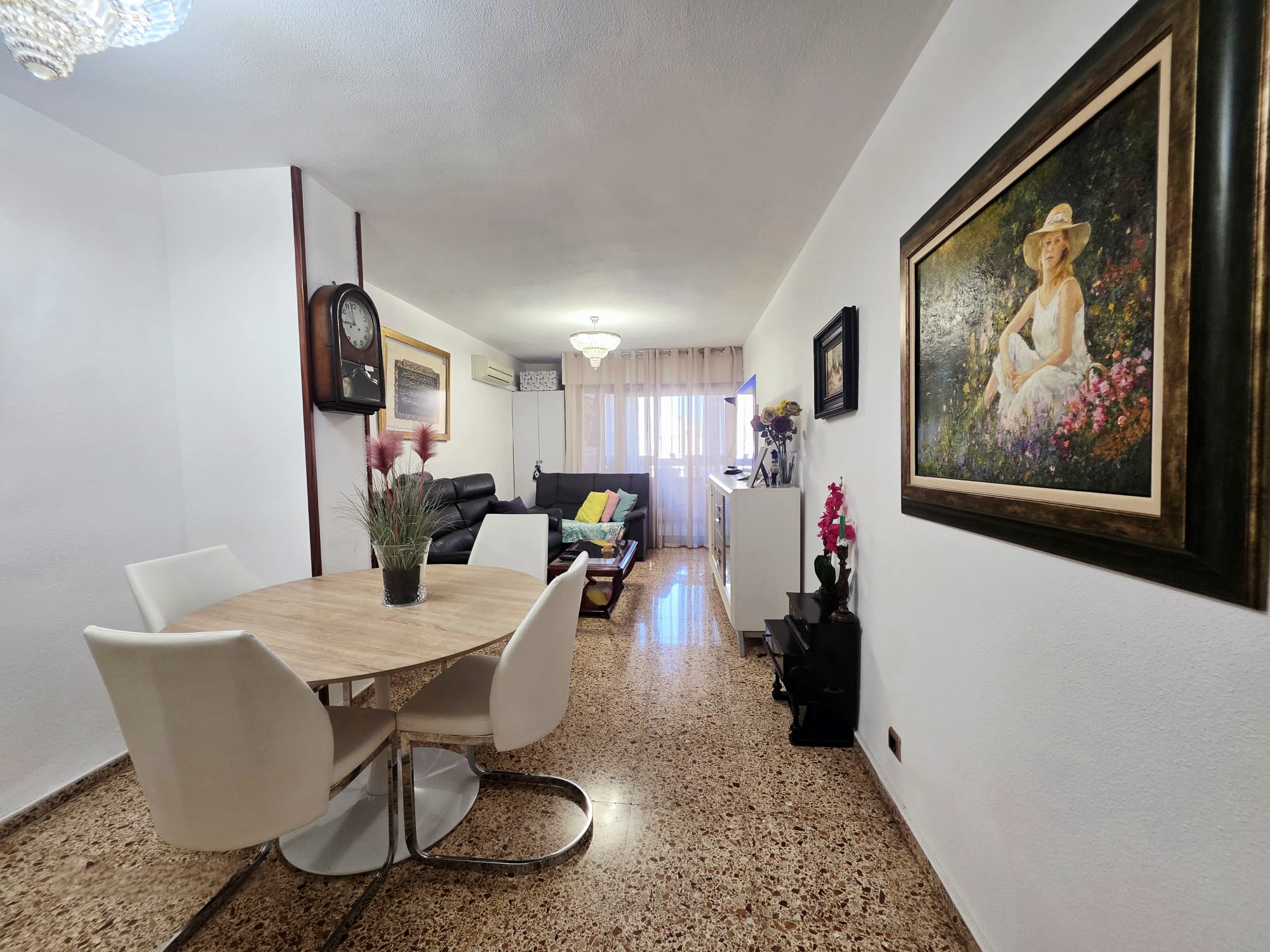 Piso en venta en Alicante con 3 dormitorios y 2 baños