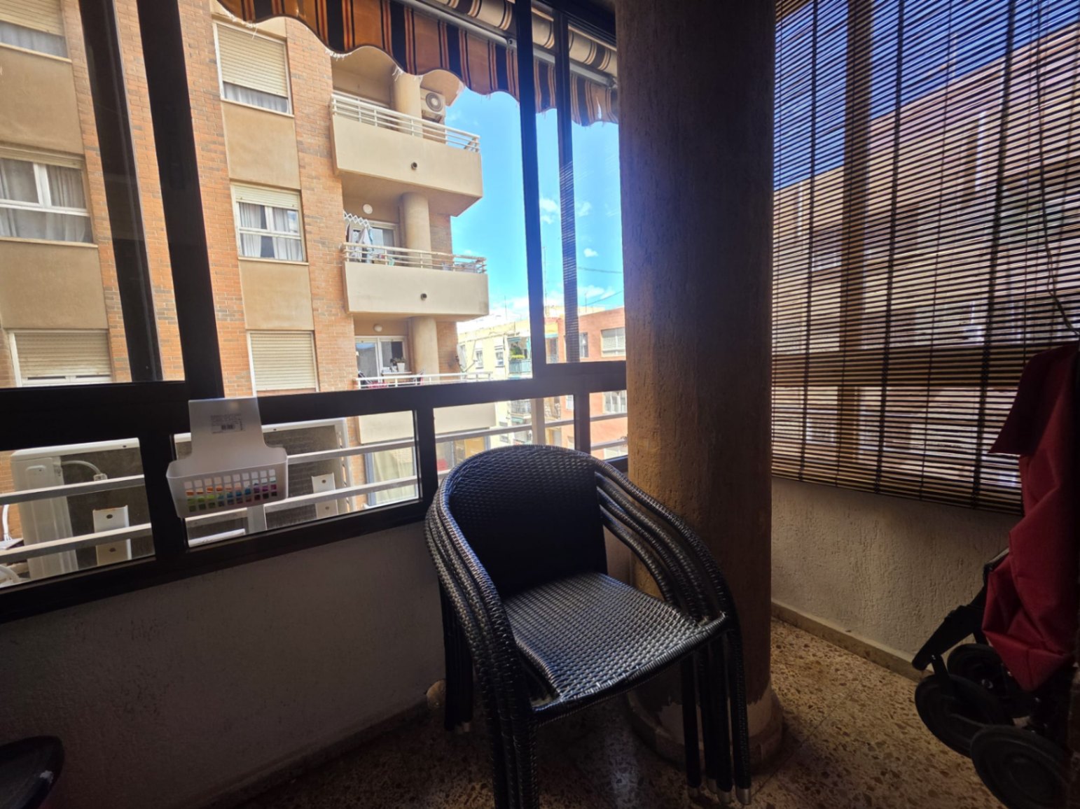 Piso en venta en Alicante con 3 dormitorios y 2 baños