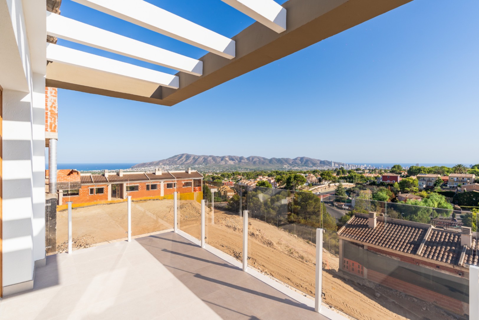 Reihenhaus in La Nucía mit 4 Schlafzimmern und 4 Bädern zu verkaufen.